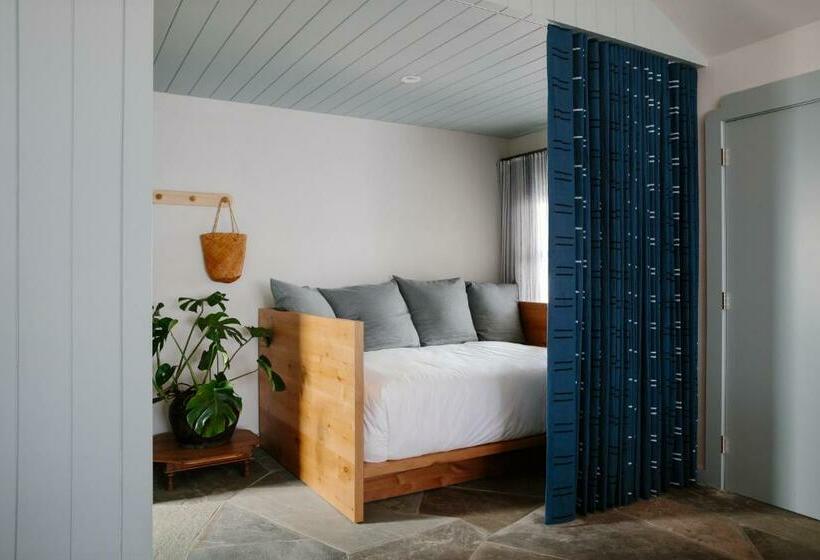 شقة غرفة واحدة, Daunts Albatross Motel