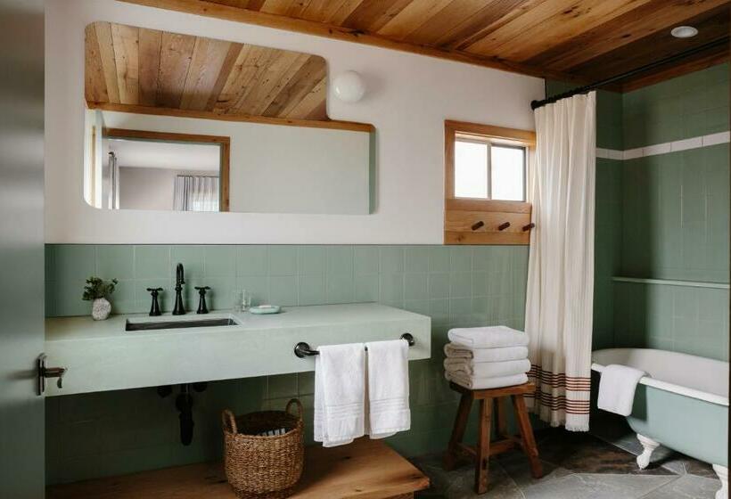 شقة غرفة واحدة, Daunts Albatross Motel