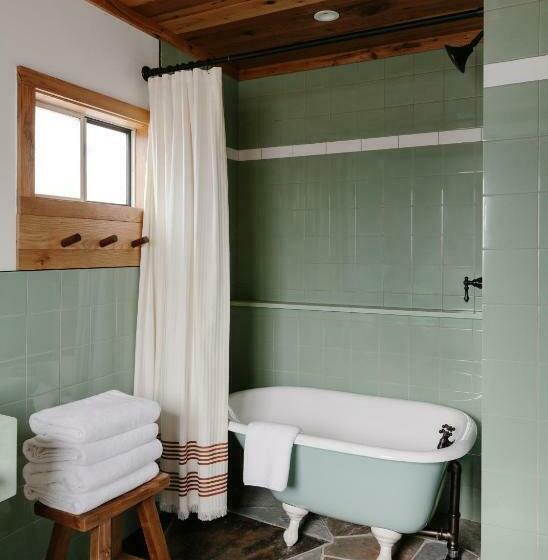 شقة غرفة واحدة, Daunts Albatross Motel