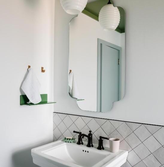 جناح ديلوكس, Daunts Albatross Motel