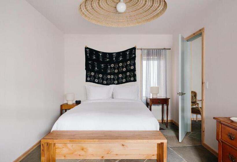 جناح ديلوكس, Daunts Albatross Motel