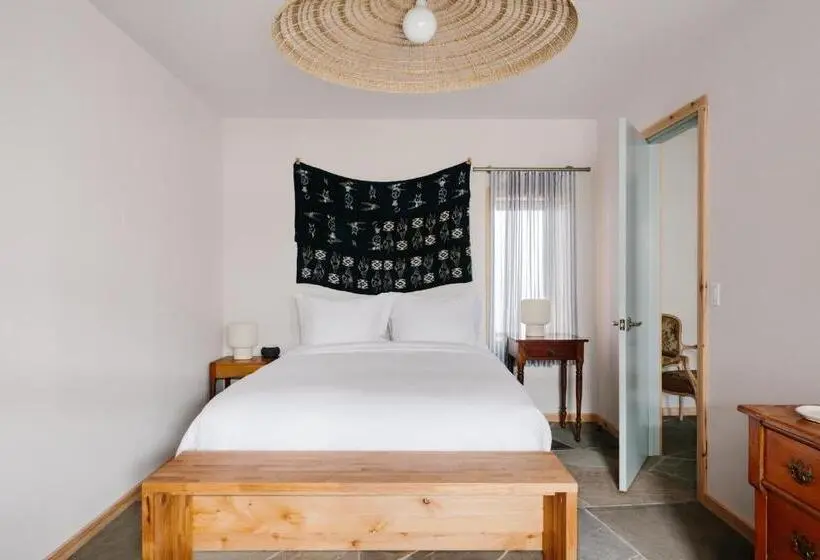 Deluxe-sviitti, Daunts Albatross Motel