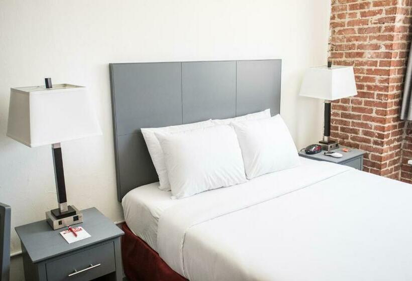 غرفة قياسية حمام مشترك, American