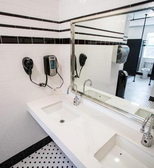 غرفة قياسية حمام مشترك, American