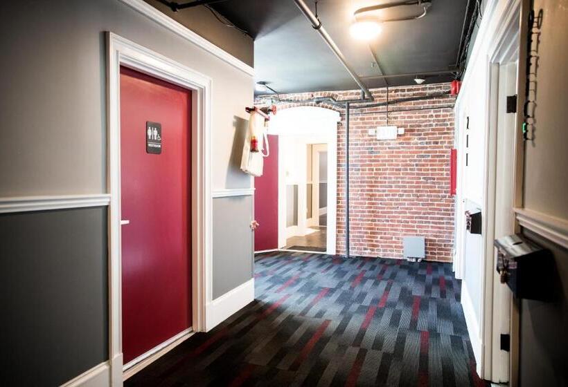 غرفة قياسية حمام مشترك, American