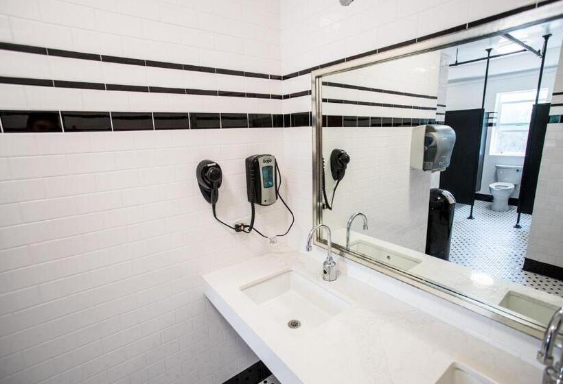 غرفة عائلية حمام مشترك, American