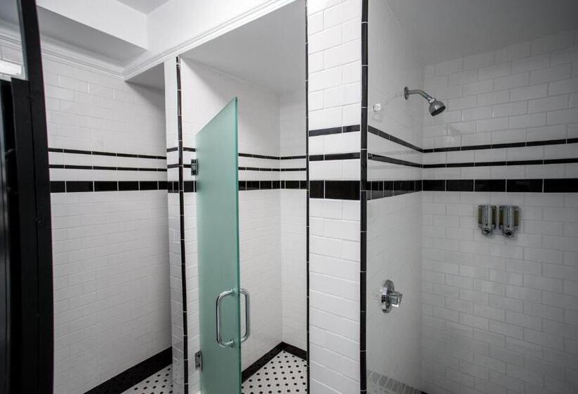 غرفة عائلية حمام مشترك, American