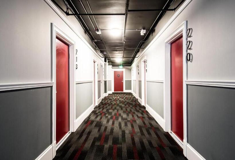 غرفة عائلية حمام مشترك, American