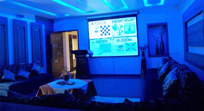 اتاق پرمیوم, Meera