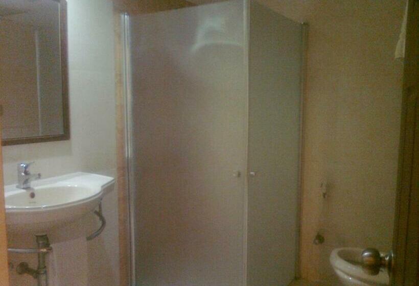 اتاق پرمیوم, Meera