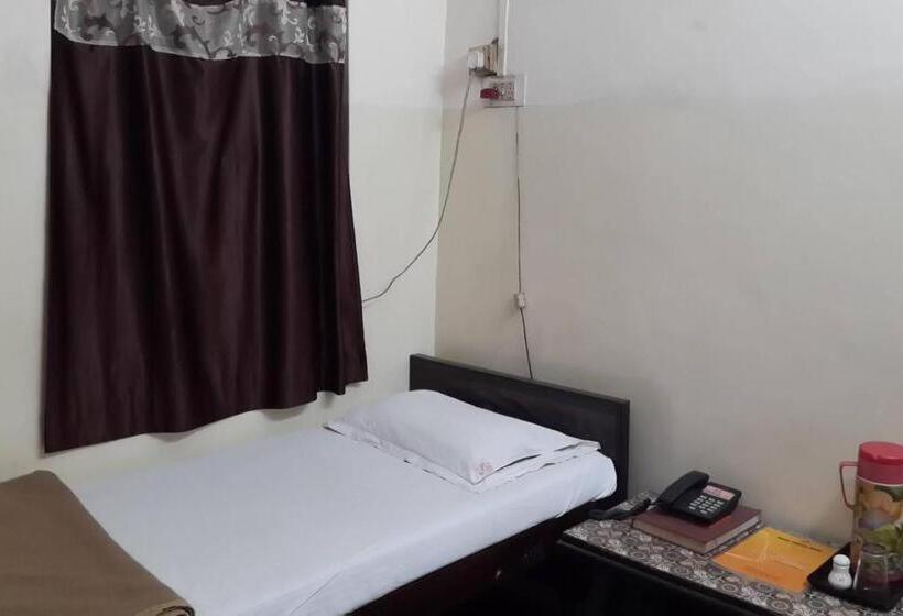 اتاق اکونومی یک تخته, Meera