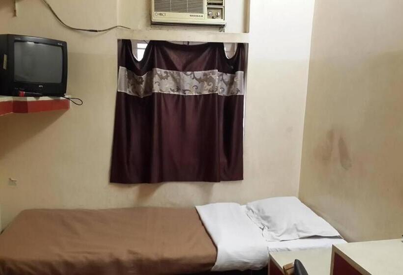 اتاق اکونومی یک تخته, Meera