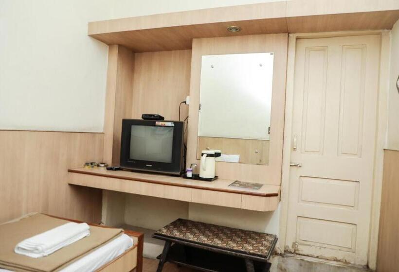 اتاق اکونومی یک تخته, Meera