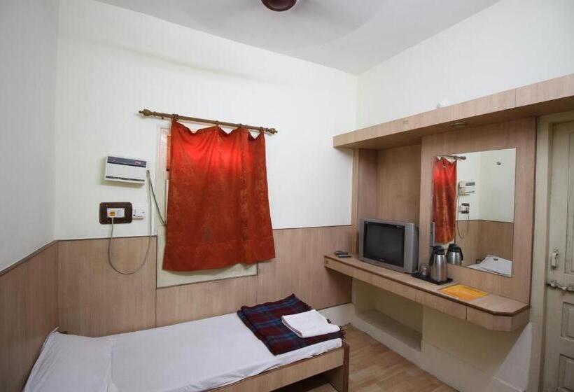 اتاق اکونومی یک تخته, Meera