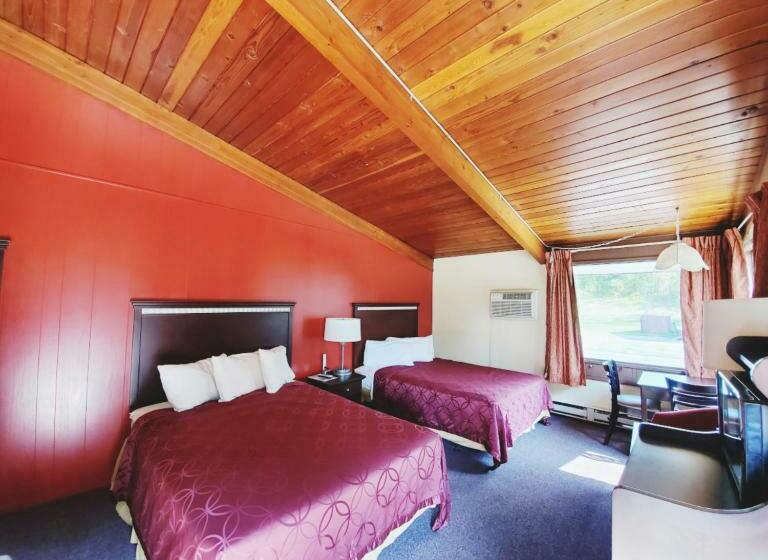Номер Стандарт, The Crossroads Motel