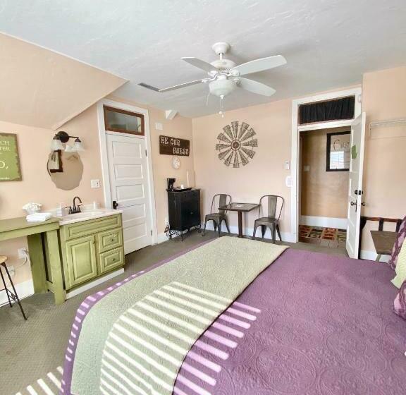 Номер Стандарт, The Panguitch House