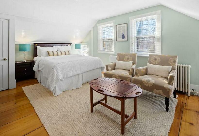 غرفة ديلوكس, The Parsonage