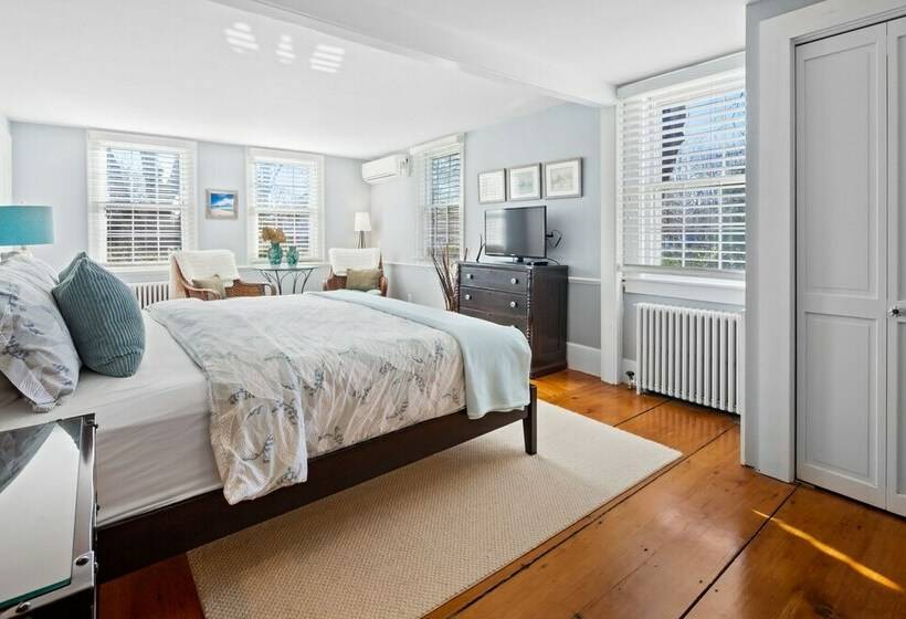 غرفة ديلوكس, The Parsonage