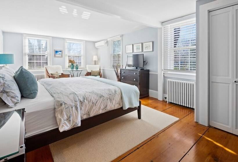 غرفة ديلوكس, The Parsonage