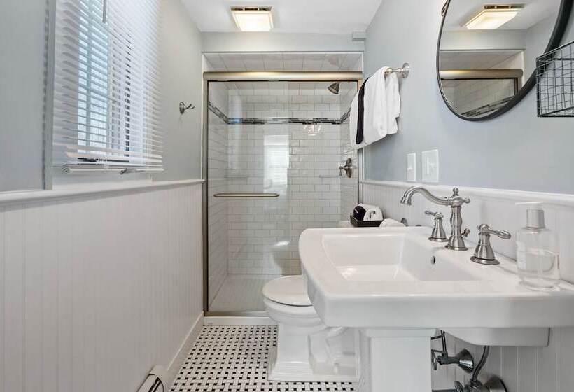 غرفة ديلوكس, The Parsonage