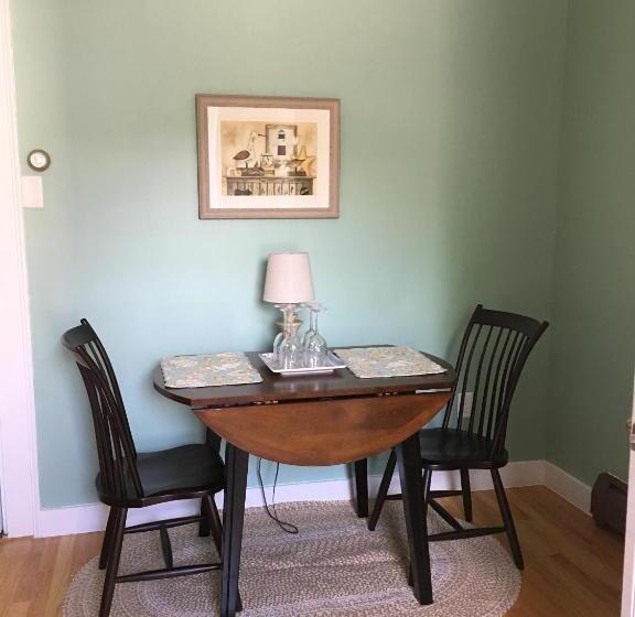 Номер Deluxe, Footbridge North