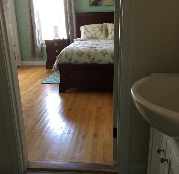 豪华房间, Footbridge North