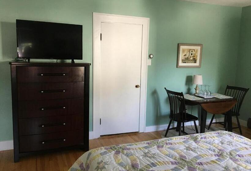 Номер Deluxe, Footbridge North