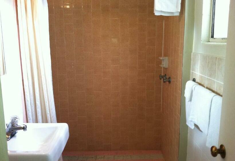 标准间, Village Inn