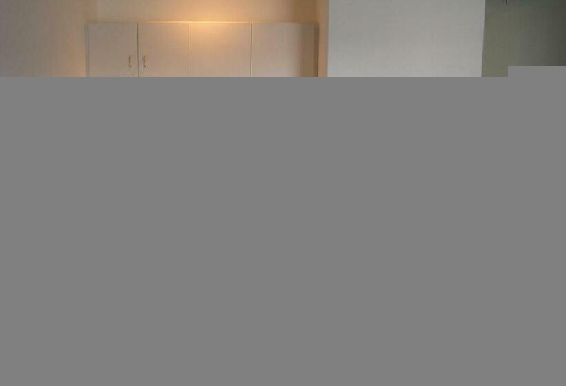 Deluxe Rum, Crown Inn