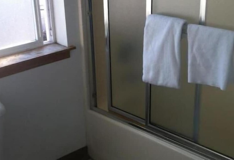 Deluxe Rum, Crown Inn