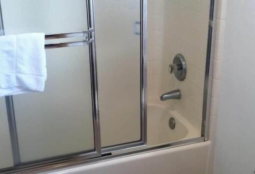 Deluxe Rum, Crown Inn