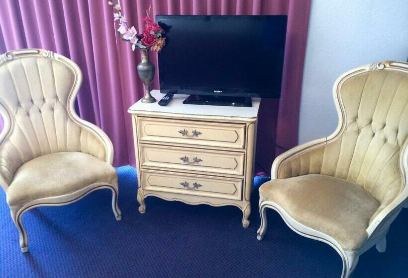 Номер Стандарт 2 Двуспальные Кровати, Crystal Palace Inn Brownfield