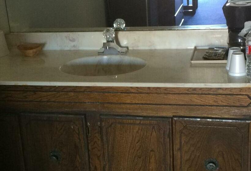 Номер Стандарт Трехместный, Crystal Palace Inn Brownfield