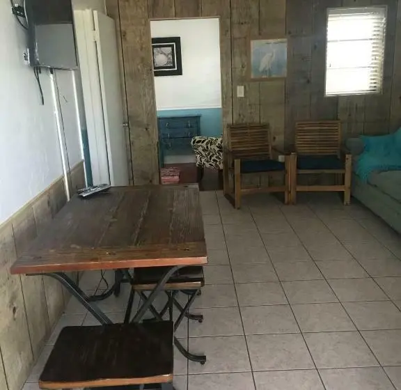 Talo 2 Makuuhuonetta, Edgewater Lodge
