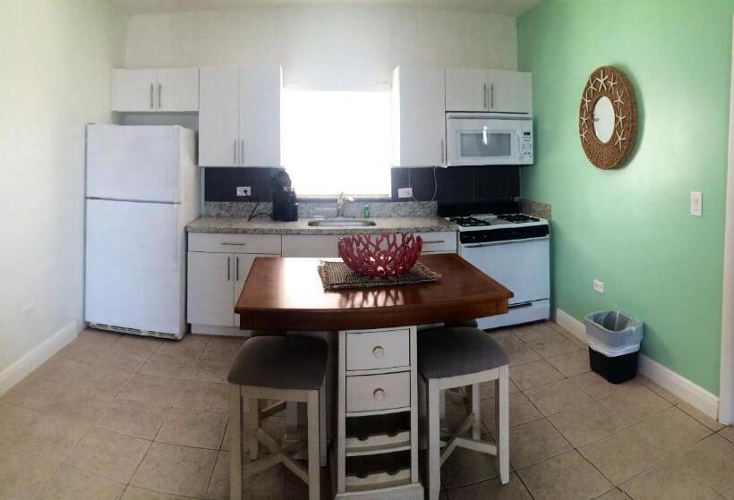 جناح, Edgewater Lodge