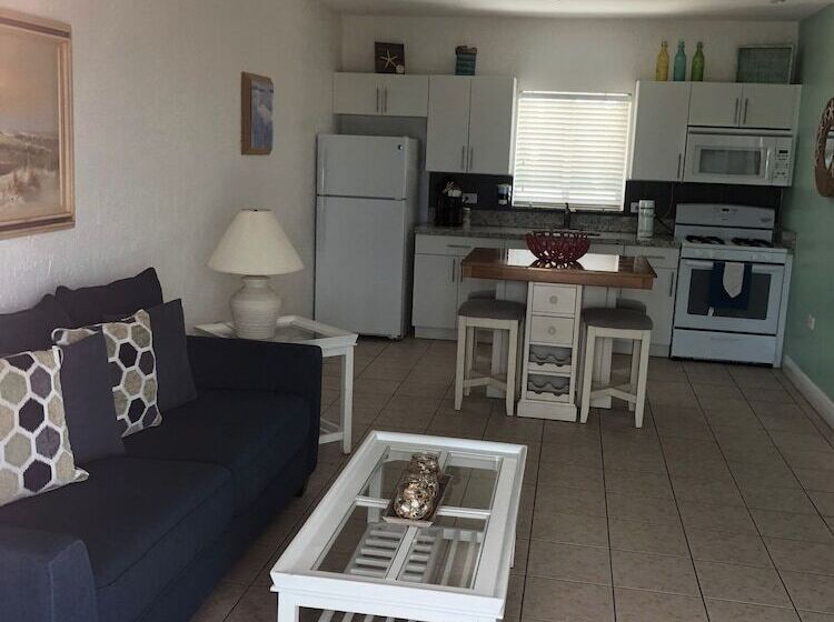 جناح, Edgewater Lodge