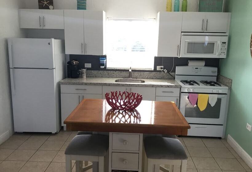 جناح, Edgewater Lodge