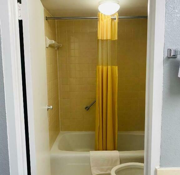 キングサイズベッドのスタンダードルーム, Traveler's Place Inn & Suites