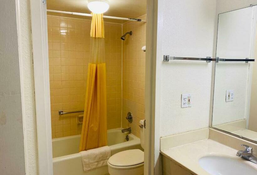 جناح غرفتين نوم, Traveler's Place Inn & Suites