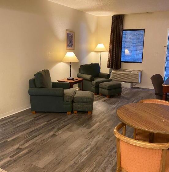 جناح غرفتين نوم, Traveler's Place Inn & Suites