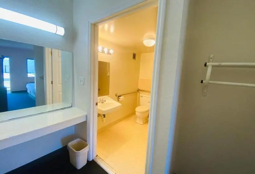 身障者適用キングサイズベッドルーム, Traveler's Place Inn & Suites