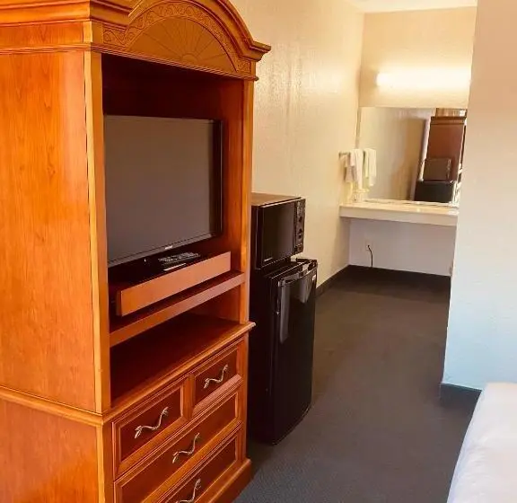 身障者適用キングサイズベッドルーム, Traveler's Place Inn & Suites