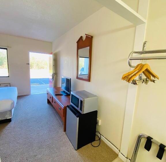 غرفة قياسية, Traveler's Place Inn & Suites