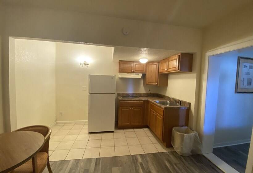 جناح غرفتين نوم, Traveler's Place Inn & Suites