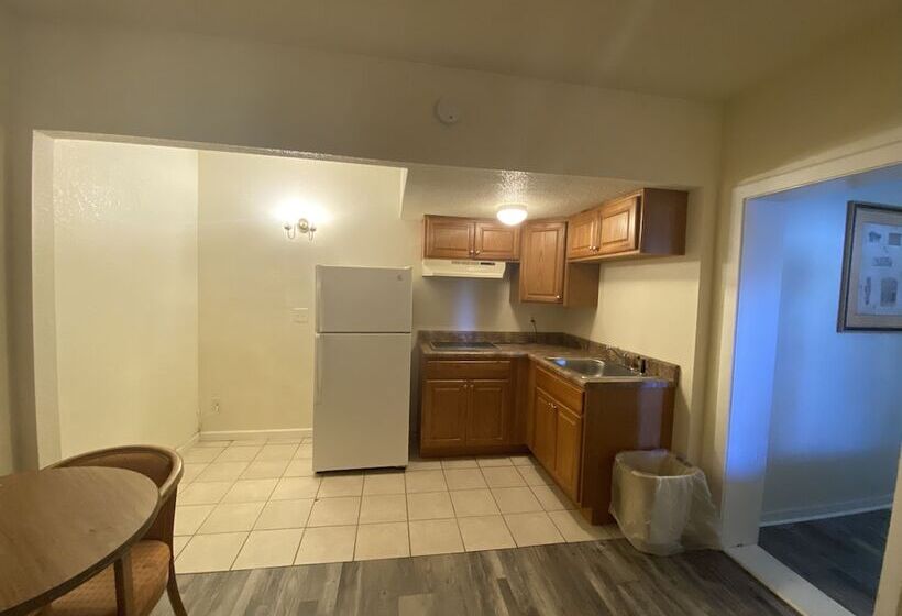 جناح غرفتين نوم, Traveler's Place Inn & Suites