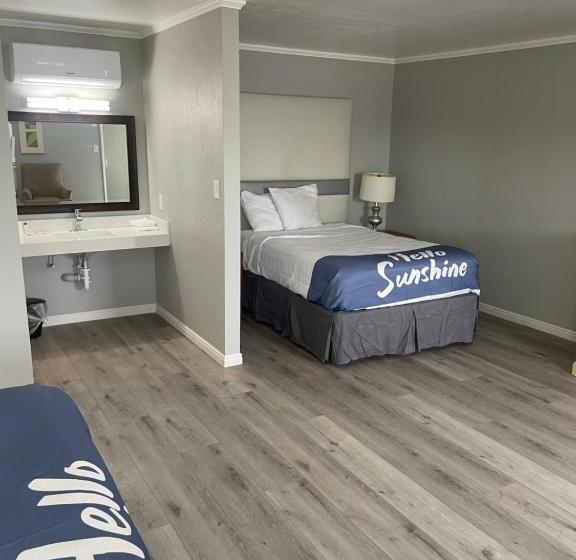غرفة عائلية, Sunglow Motel