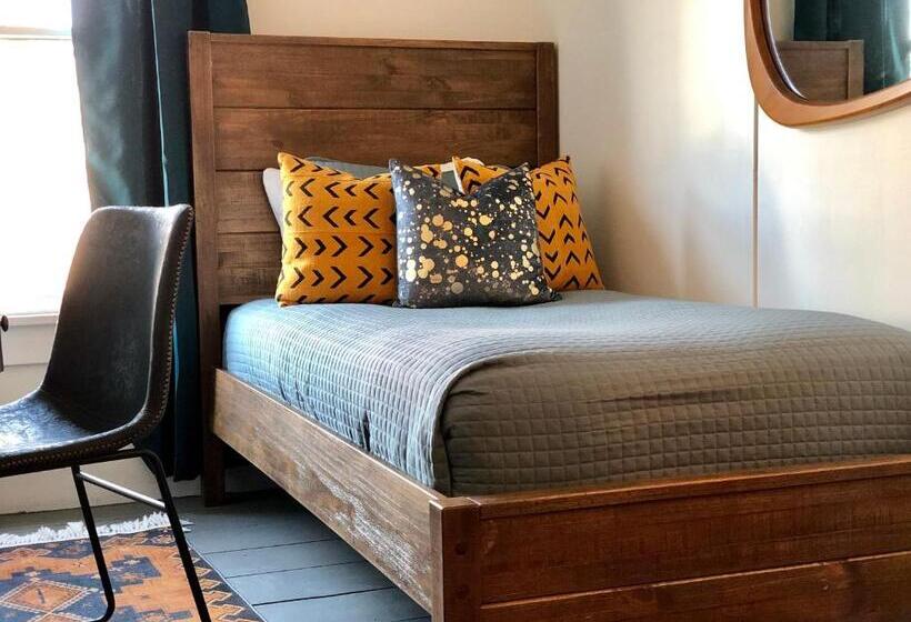 バスルーム共有のシングルスタンダード, Twin Gables Of Woodstock