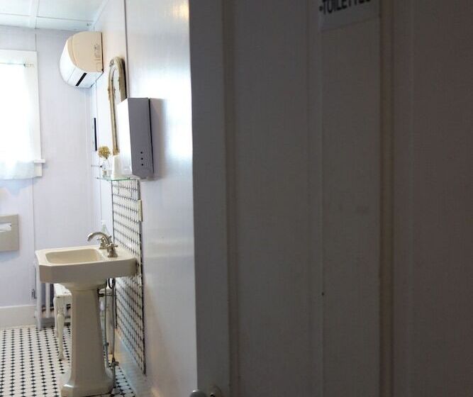 バスルーム共有のシングルスタンダード, Twin Gables Of Woodstock