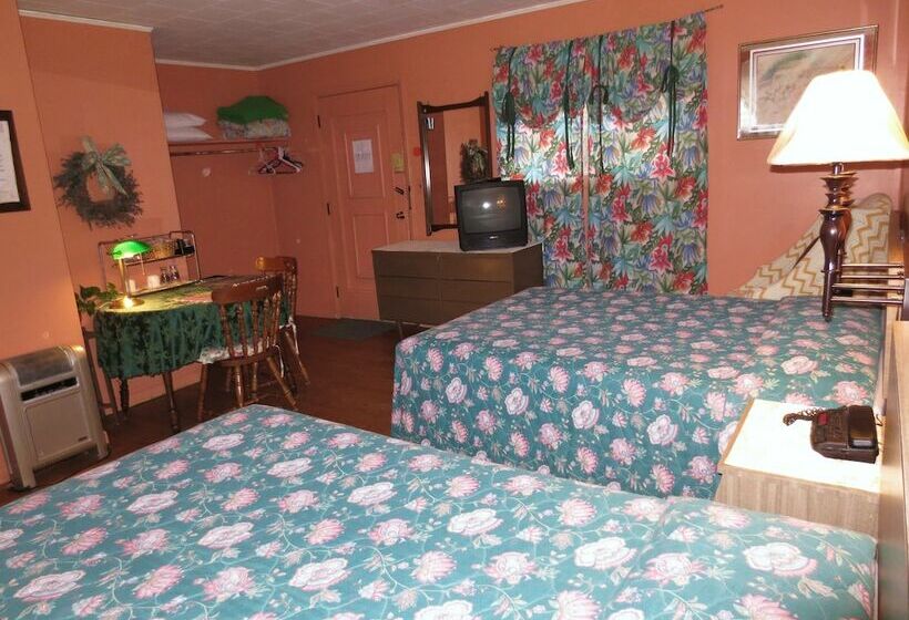 带2个双人床的标准工作室, Four Seasons Motel