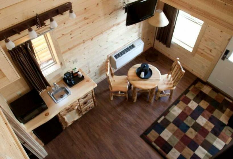 בקתה, Cabins Of Mackinac & Lodge